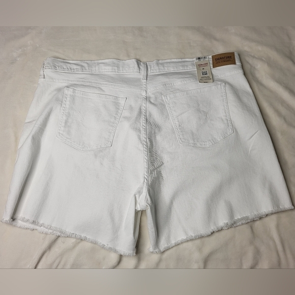 Levi's High Rise Jean Shorts. Plus Size 26W White Denim - Picture 8 of 9